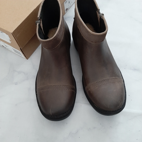 UGG Brown Attell Leather Booties Size 5 - Picture 2 of 11